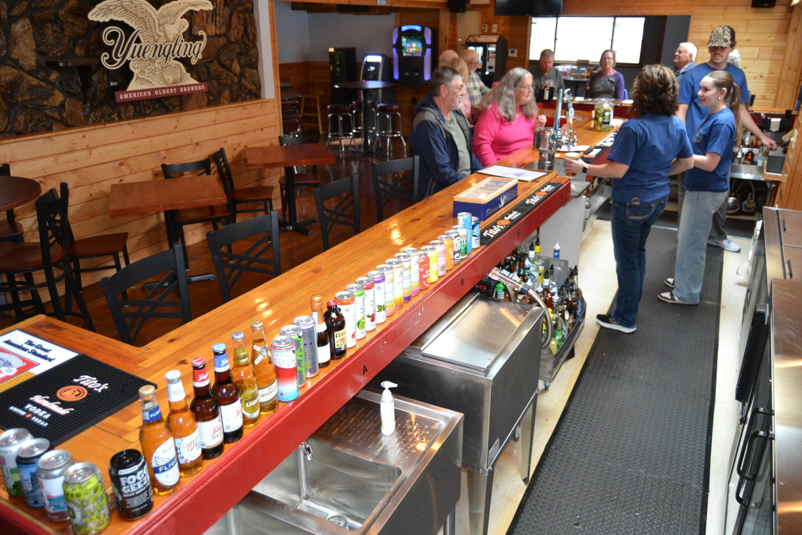 Bar and cocktails at DJ's Dockside