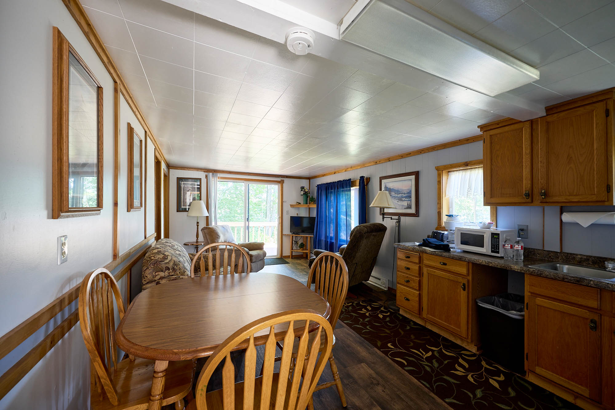 Lakeside Cabin kitch & Dining area at DJ's Dockside