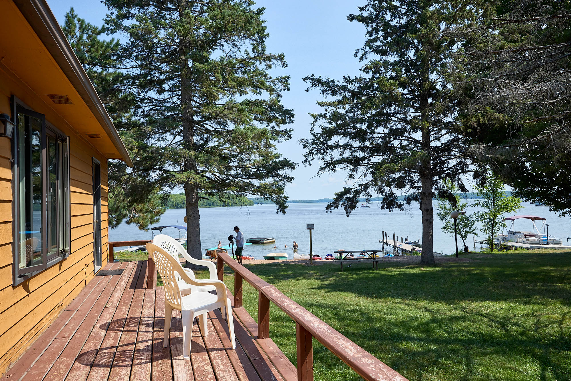 Lakeside Cabin exterior sitting area at DJ's Dockside